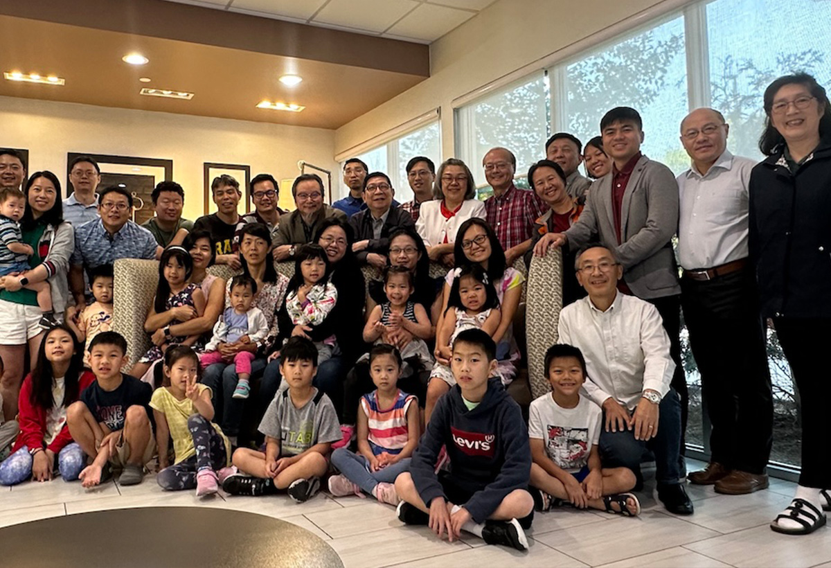 飛越千山來相會，家人聚首愛相隨